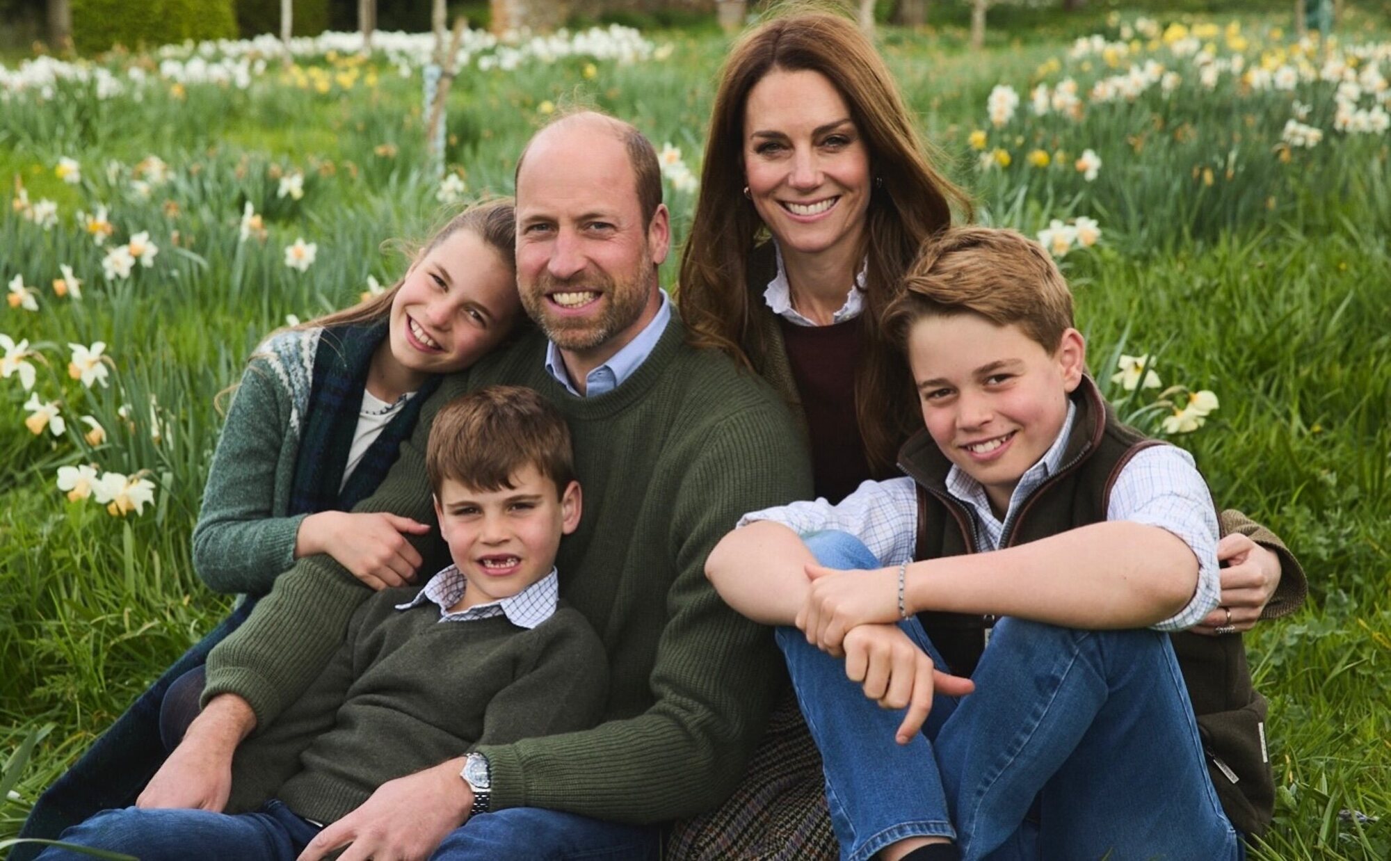 El Príncipe Guillermo y Kate Middleton felicitan la Navidad junto a sus hijos con una bonita foto campestre