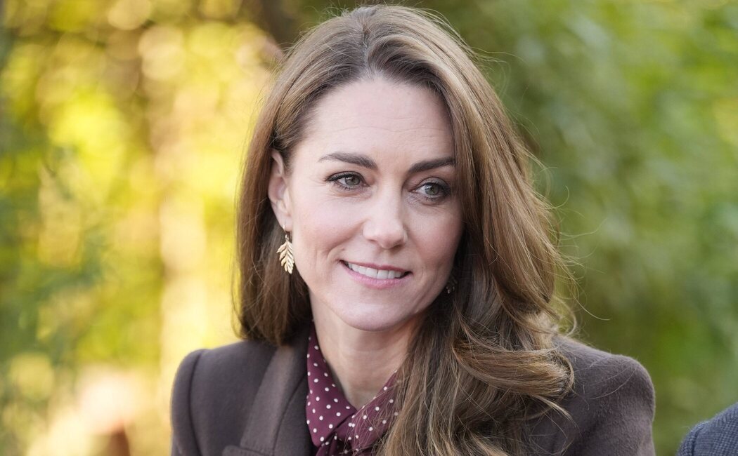 Kate Middleton deslumbra en la misa de Navidad con su abrigo de tartán favorito