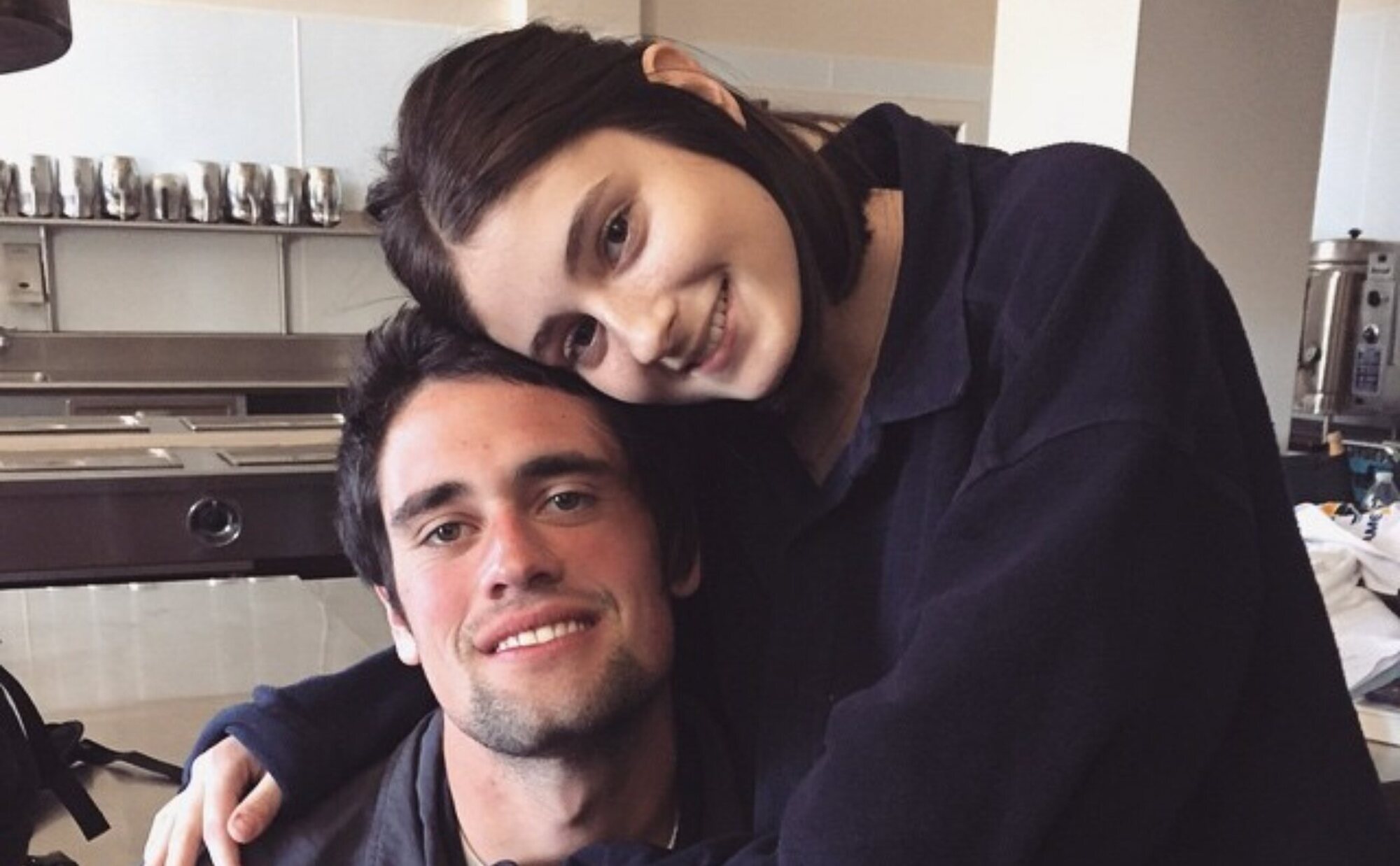 Nick Reiner deja atrás la bata antisuicidio pero continúa en vigilancia intensiva mientras avanza la investigación por la muerte de sus padres