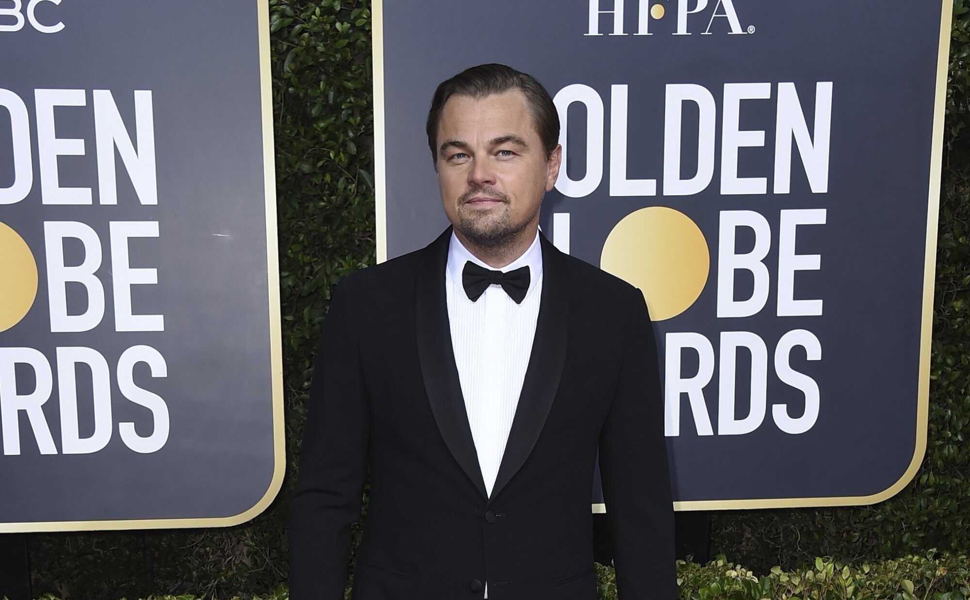 La broma de Nikki Glaser a Leonardo DiCaprio sobre la edad de sus parejas desata risas e incomodidad en los Globos de Oro 2026