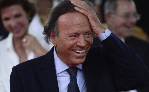 Salen a la luz los testimonios de dos trabajadoras de Julio Iglesias: presuntas agresiones sexuales, vejaciones y humillaciones