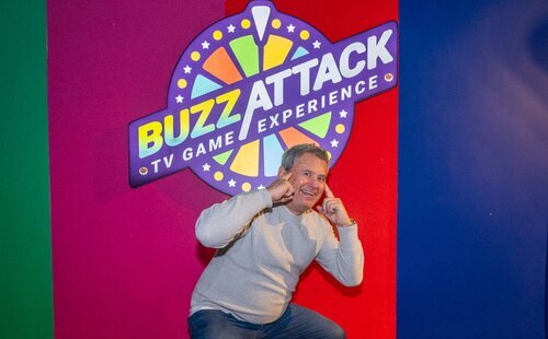 Descubre BUZZATTACK, la experiencia inmersiva inspirada en los concursos de televisión y donde lo pasarás en grande
