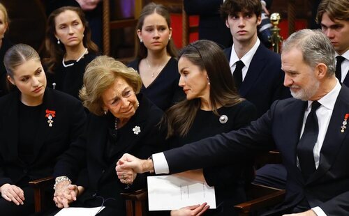 La Reina Sofía, arropada por la Familia Real Española y Griega en el último adiós a la Princesa Irene