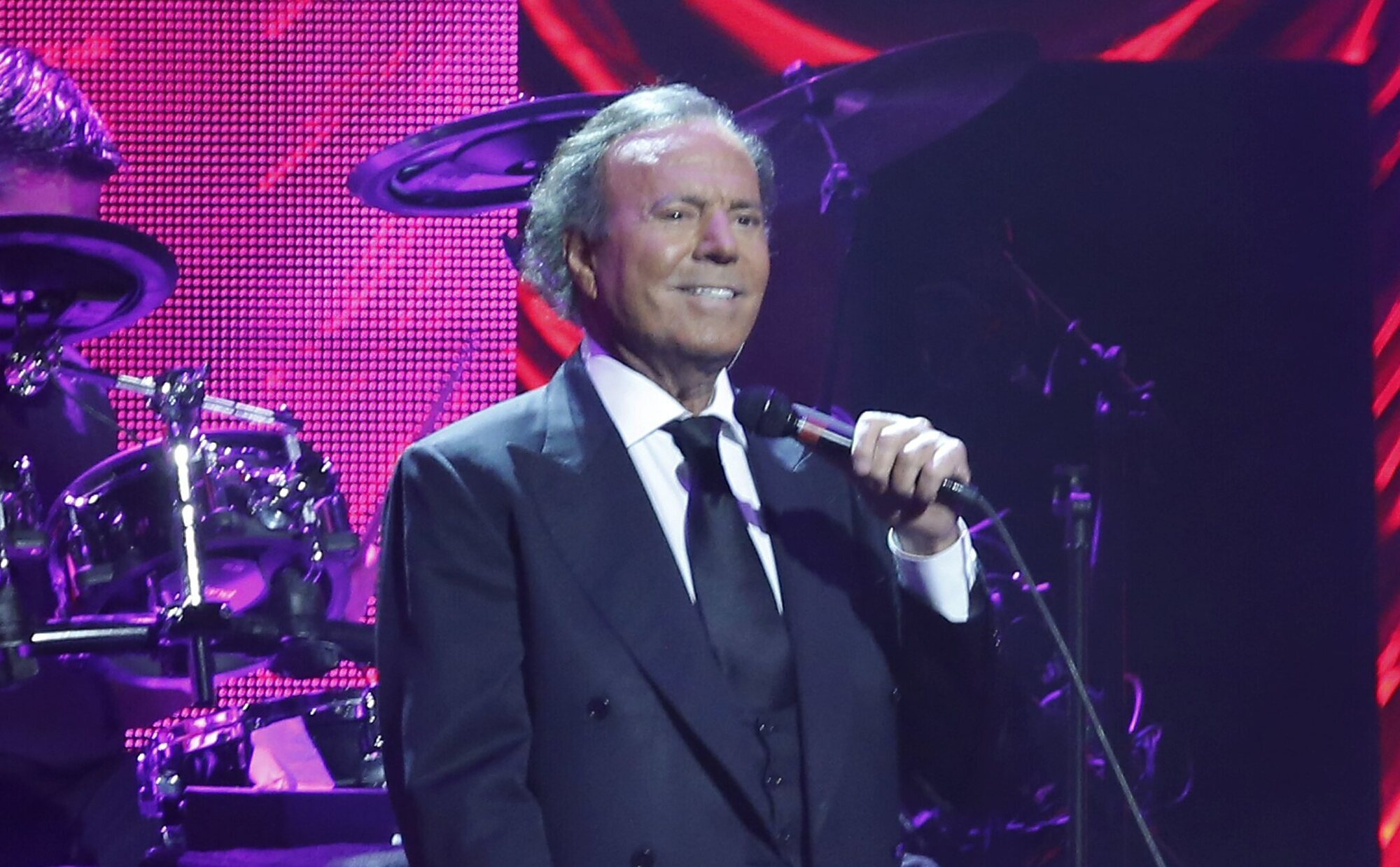 Julio Iglesias se pronuncia tras las denuncias de dos extrabajadoras y hace públicos sus mensajes: "Todo tiene un límite"