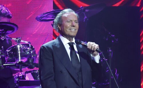 Julio Iglesias se pronuncia tras las denuncias de dos extrabajadoras y hace públicos sus mensajes: "Todo tiene un límite"