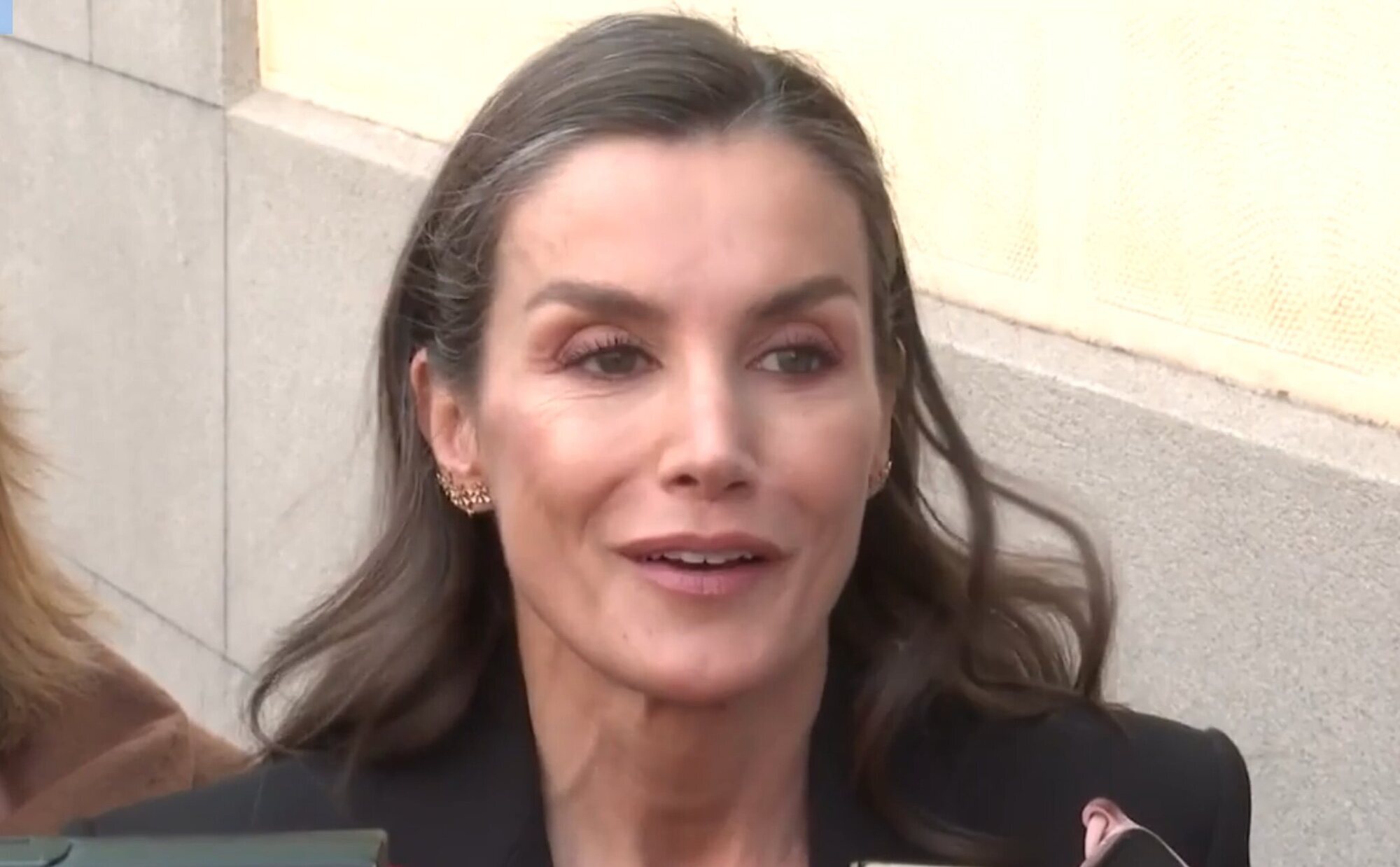 La Reina Letizia despide a Fernando Ónega y brinda su cariño a su amiga Sonsoles Ónega: "Vengo a darle un abrazo a mi amiga"