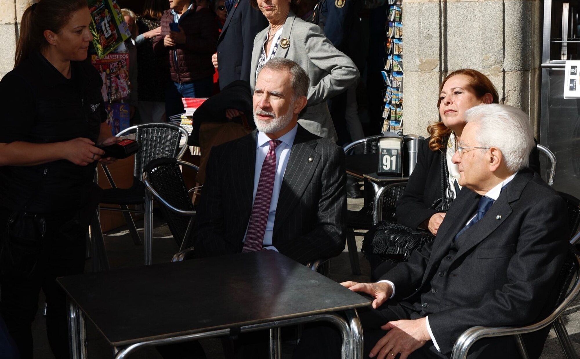 El Rey Felipe VI disfruta de un café en la Plaza Mayor de Salamanca junto al Presidente Italiano Sergio Mattarella