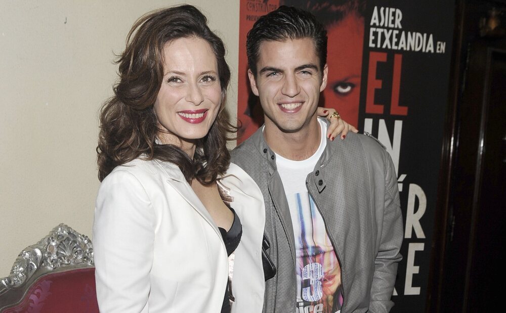 Las románticas fotos de Maxi Iglesias besándose con Aitana Sánchez-Gijón