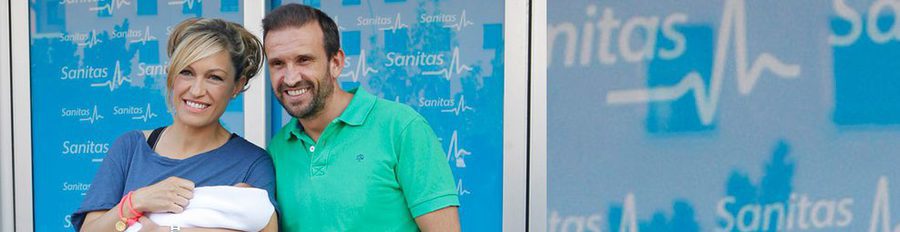 Luján Argüelles y Carlos Sánchez Arenas presentan con una sonrisa a su hija Miranda