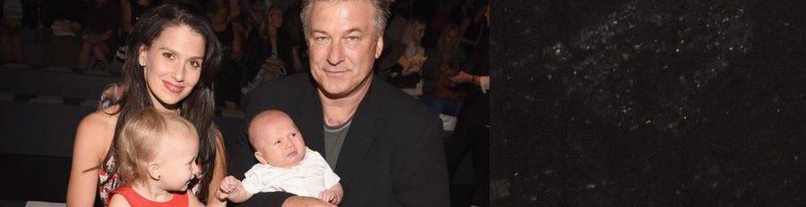 Alec Baldwin e Hilaria Thomas, al front row de NYFW con Carmen Gabriela y el pequeño Rafael