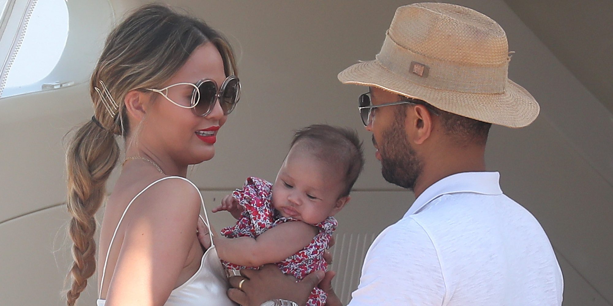 Chrissy Teigen y John Legend se suben a bordo de un yate en sus vacaciones por Francia