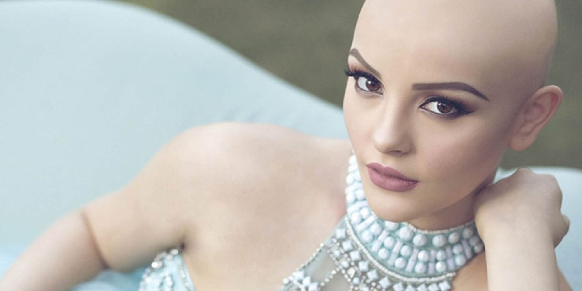 Andrea Sierra, la joven con cáncer que posó espectacular sin pelo en una sesión de fotos