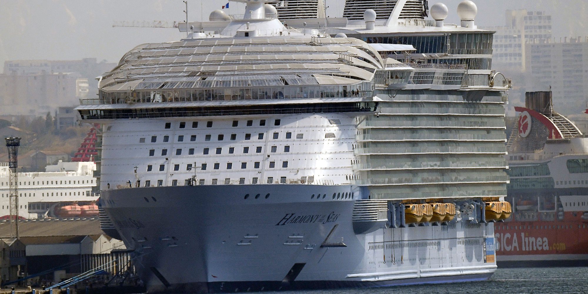 Un crucero provoca un pequeño tsunami destruyendo barcos en Italia