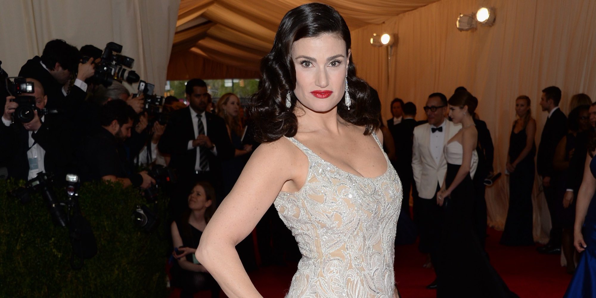 Idina Menzel estrena anillo de compromiso en la alfombra roja del Festival iHeartRadio 2016