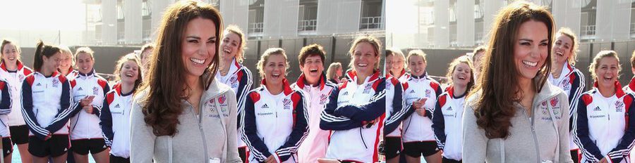 La Duquesa de Cambridge demuestra su destreza en el hockey durante su visita al Parque Olímpico de Londres