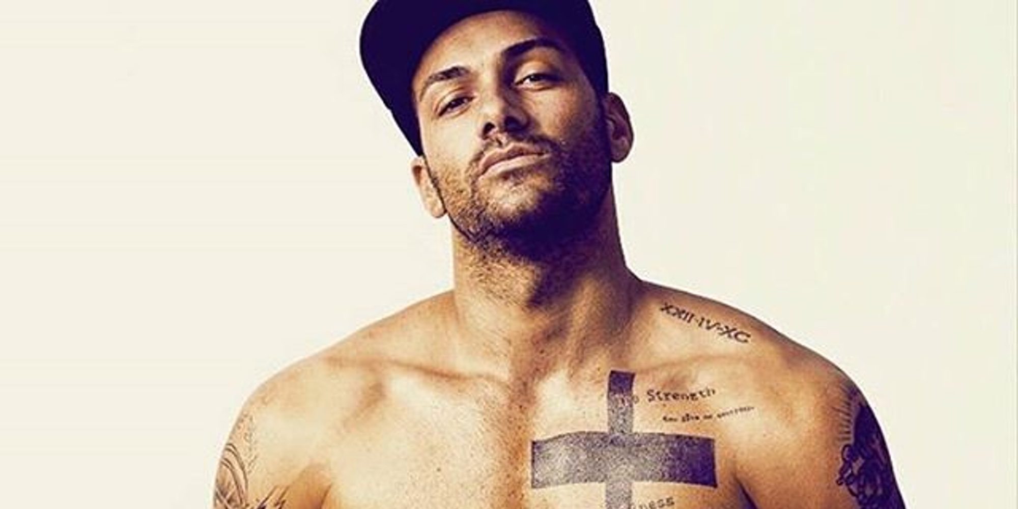 Christian Blanch se desnuda para presumir de cuerpazo y lanzar una advertencia