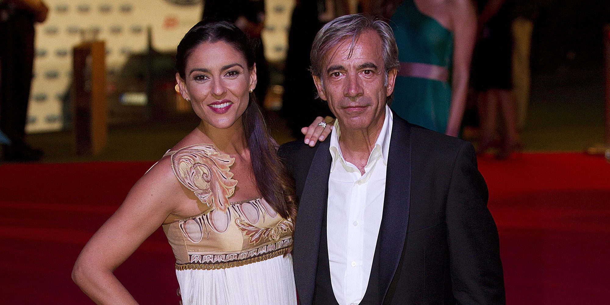 Imanol Arias e Irene Meritxell, romántico paseo con el que confirman lo bien que está su relación