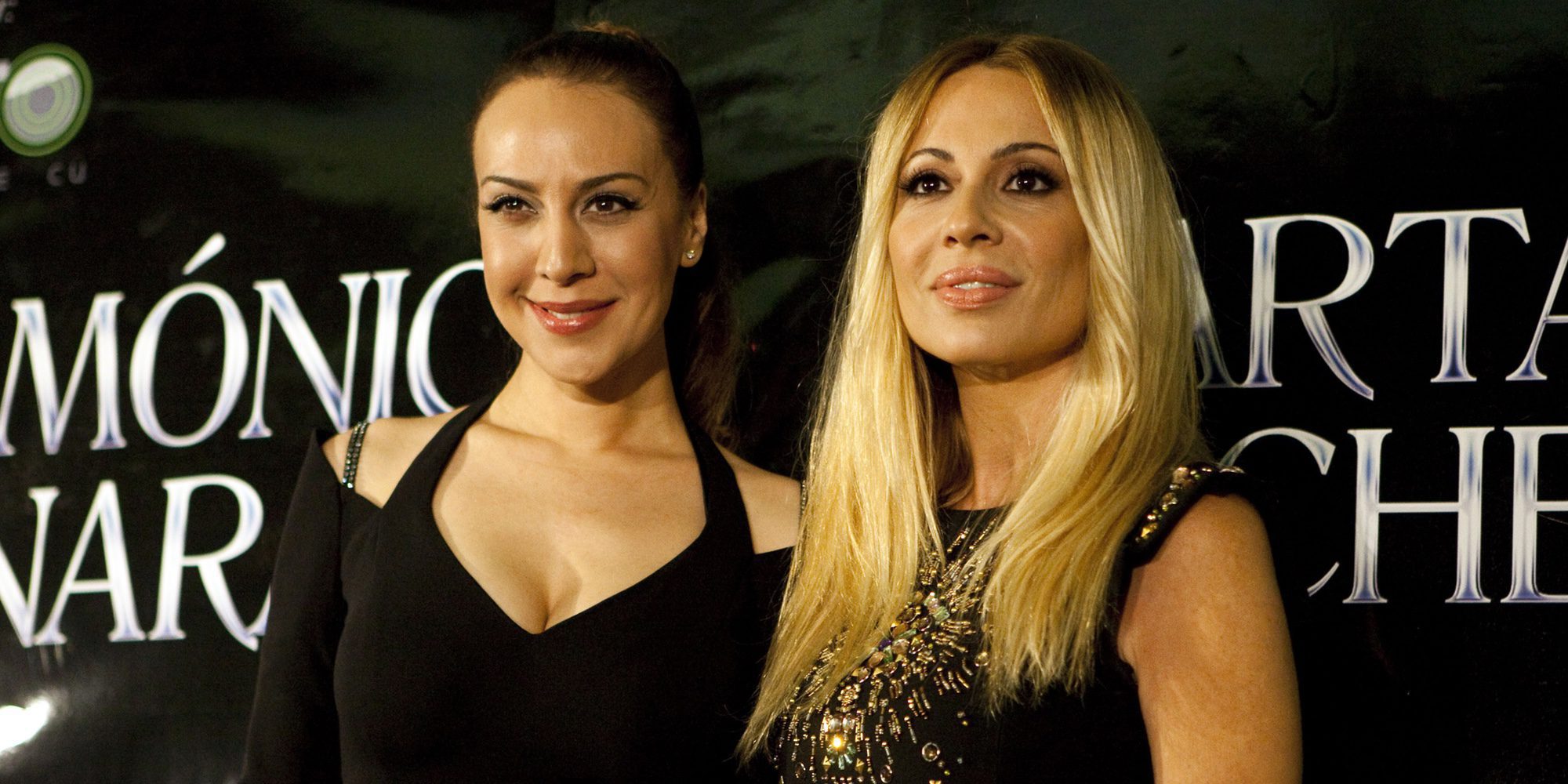 Mónica Naranjo y Marta Sánchez protagonizan un pasional beso sobre un escenario en México