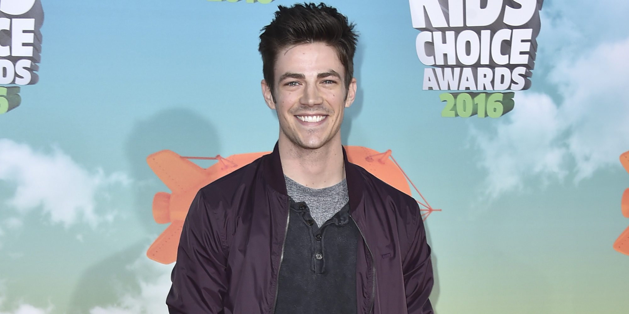 Grant Gustin ('The Flash') se compromete con su pareja LA Thoma