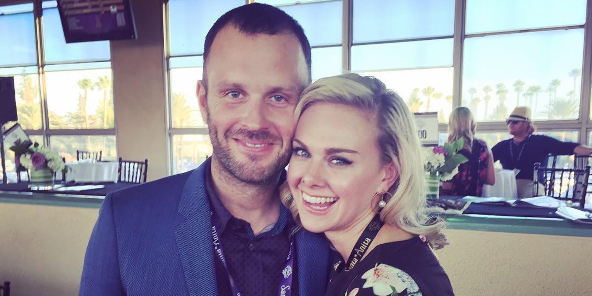 Laura Bell y Thom Hinkle se dan el 'sí quiero' en una boda en la hípica