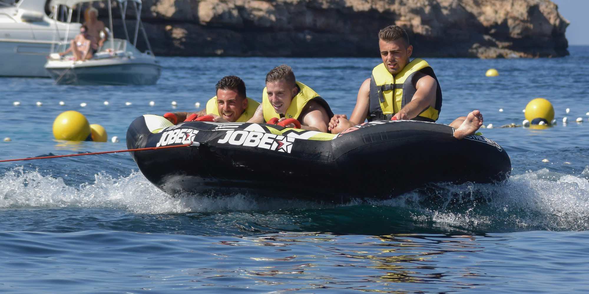 Iker Muniain y Andrea Sesma difrutan de su primer verano de casados en Formentera con su hijo