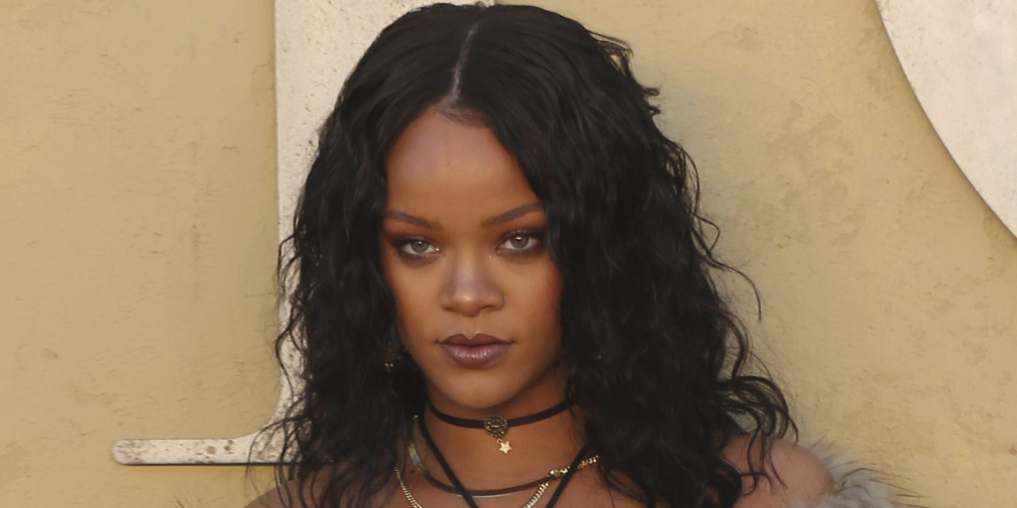 Rihanna, pillada besándose en una piscina con un misterioso hombre en España