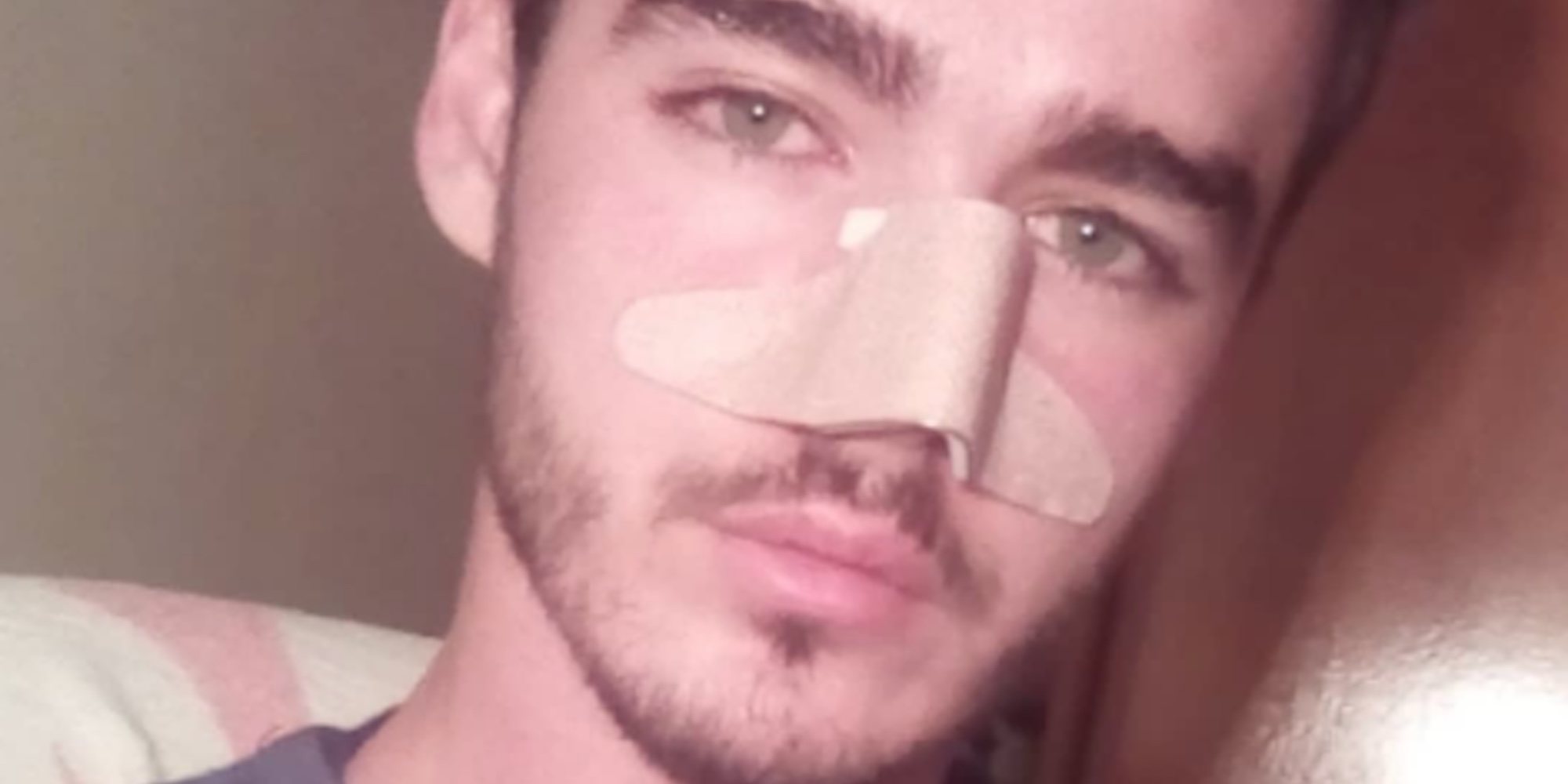 Un joven es brutalmente atacado en plena calle por cuatro menores por ser homosexual