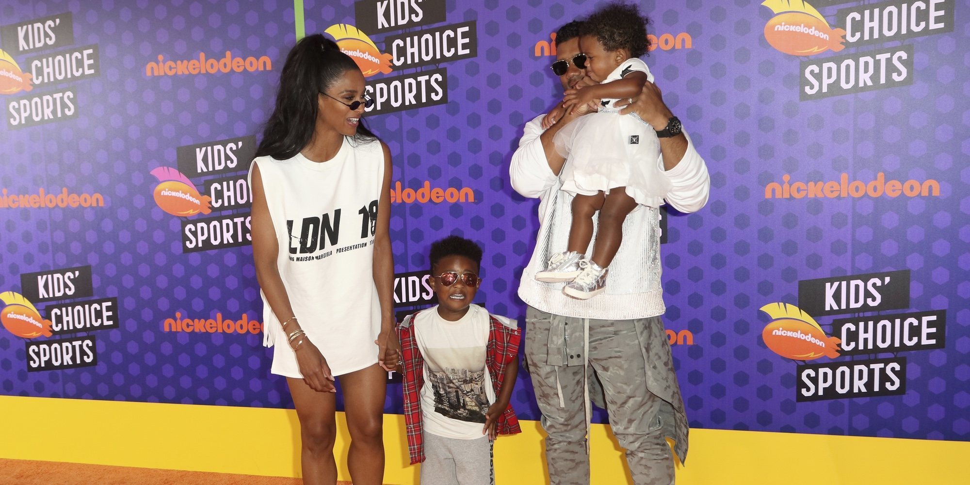Ciara y Russell Wilson llevan a sus hijos a los premios Kids Choice Sports