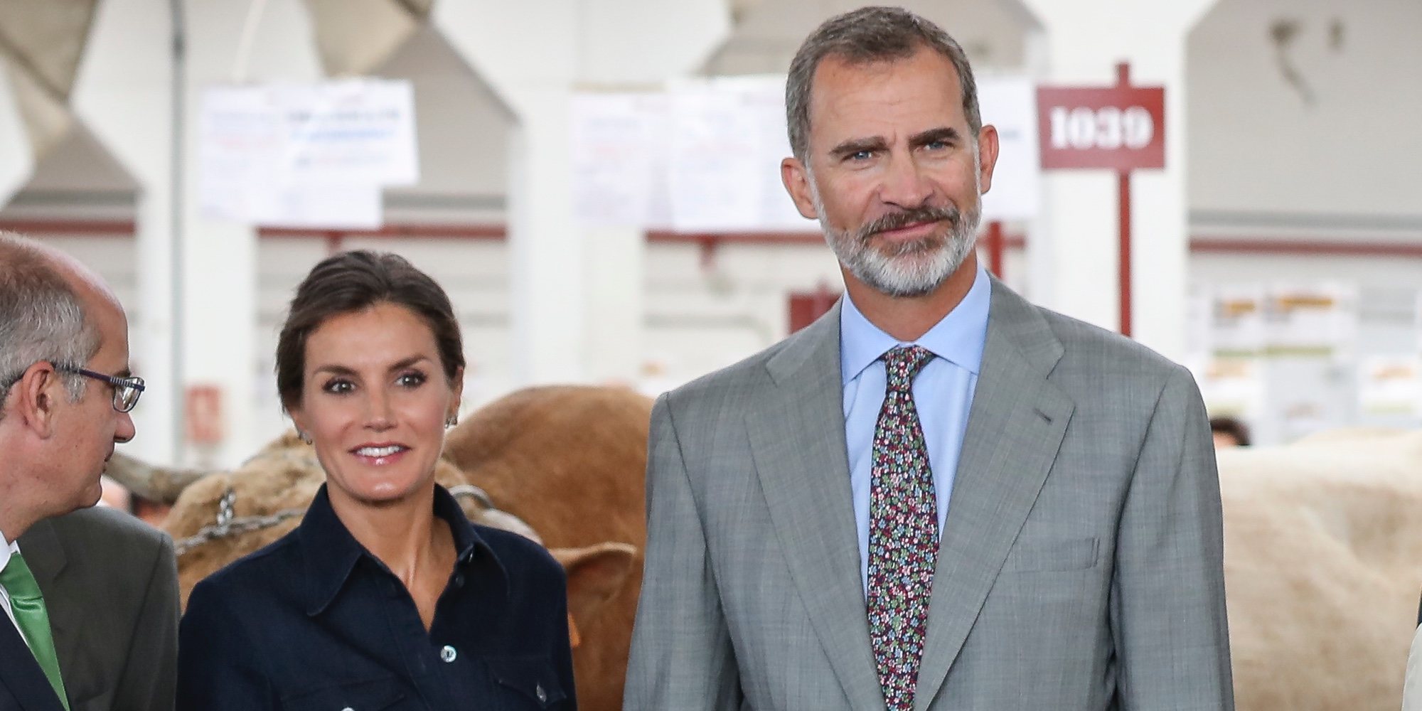 Los Reyes Felipe y Letizia lucen moreno y sonrisa en su vuelta al trabajo en Salamanca tras las vacaciones