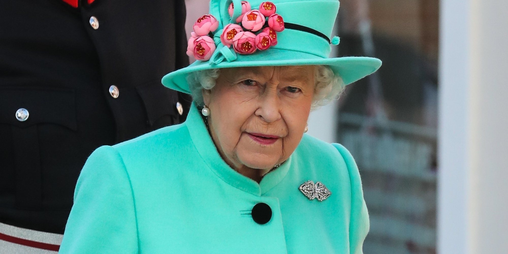 Un niño huye de la Reina Isabel gateando después de conocerla en persona