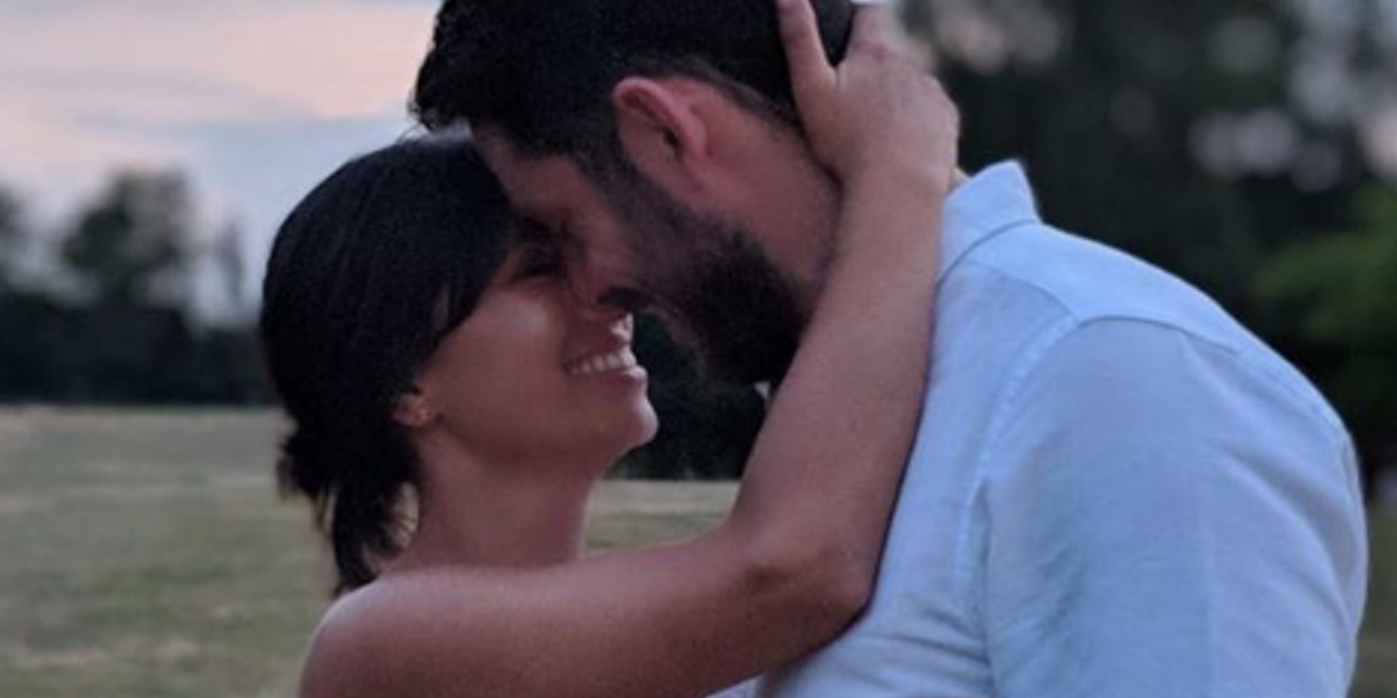 Fiona Wade se compromete con su excompañero de reparto Simon Cotton