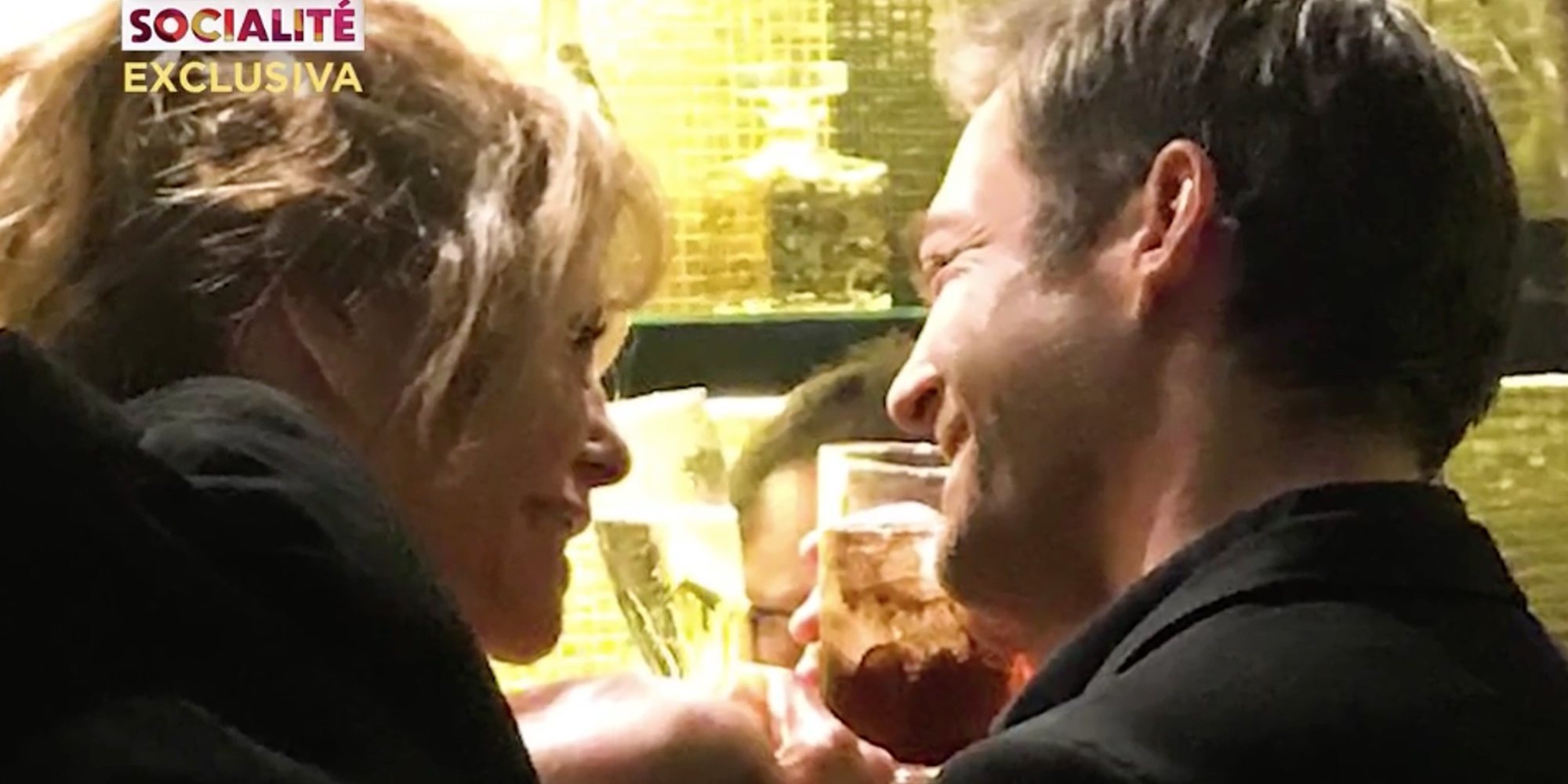 Hugo Castejón y Lara Dibildos, a besos en una discoteca