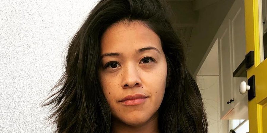 Gina Rodriguez se derrumba al recordar las críticas por su comentario racista