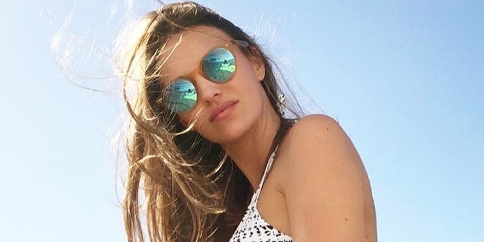 Helen Lindes presume de tipazo en bikini tan solo semanas después de ser madre por segunda vez