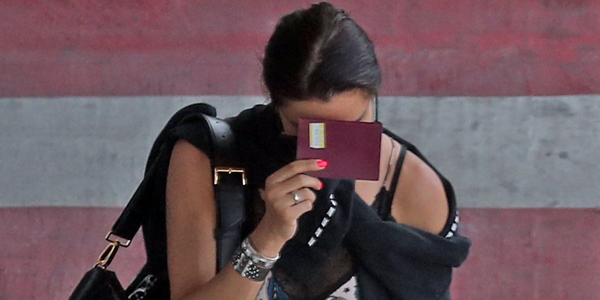 El motivo por el que Pilar Rubio se ha tapado la cara en el aeropuerto en su regreso de la luna de miel