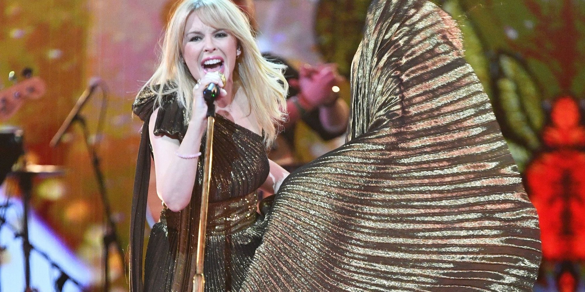 Kylie Minogue rompe a llorar después de su actuación en el festival Glastonbury