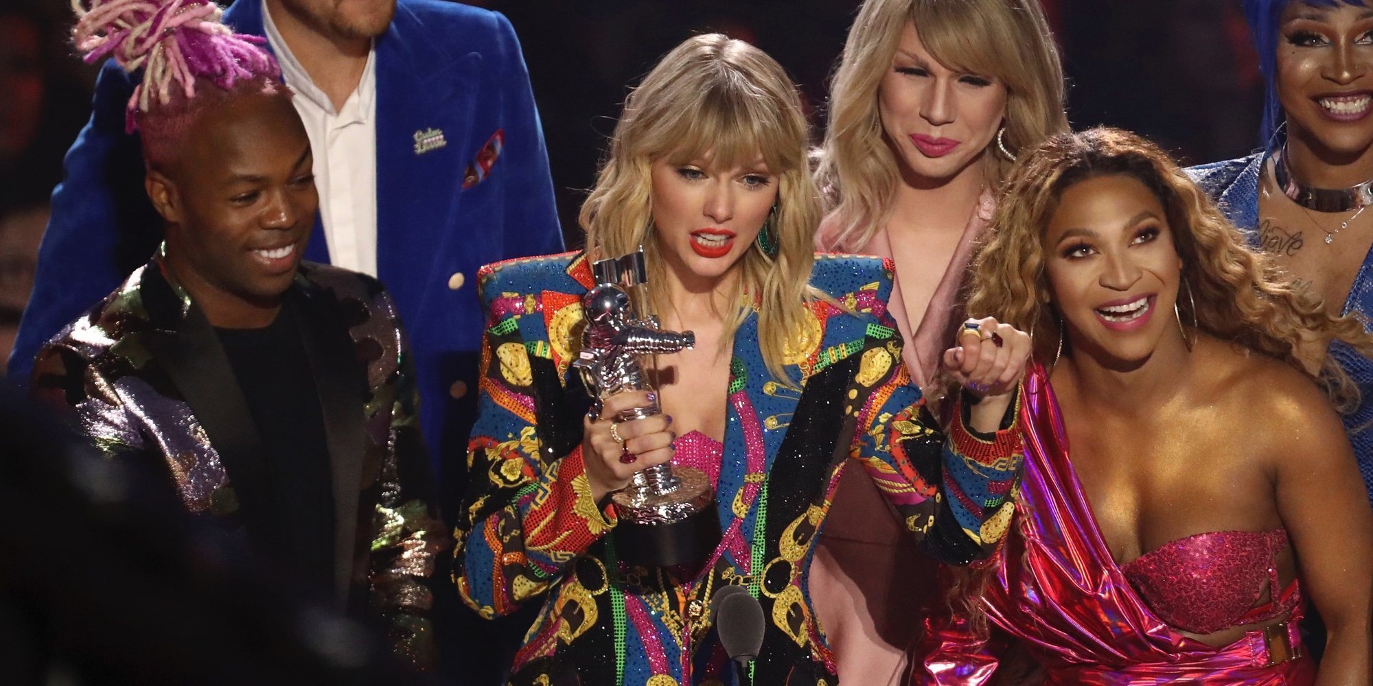 John Travolta confunde a Taylor Swift con Jade Jolie ('RuPaul's Drag Race') en los MTV VMAs 2019