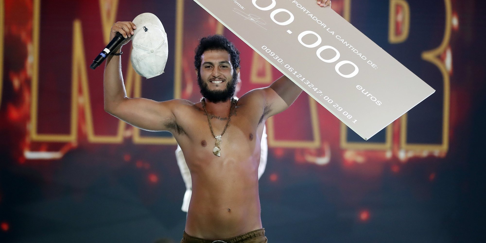 Omar Montes subasta la gorra y el bañador que utilizó en 'Supervivientes 2019'