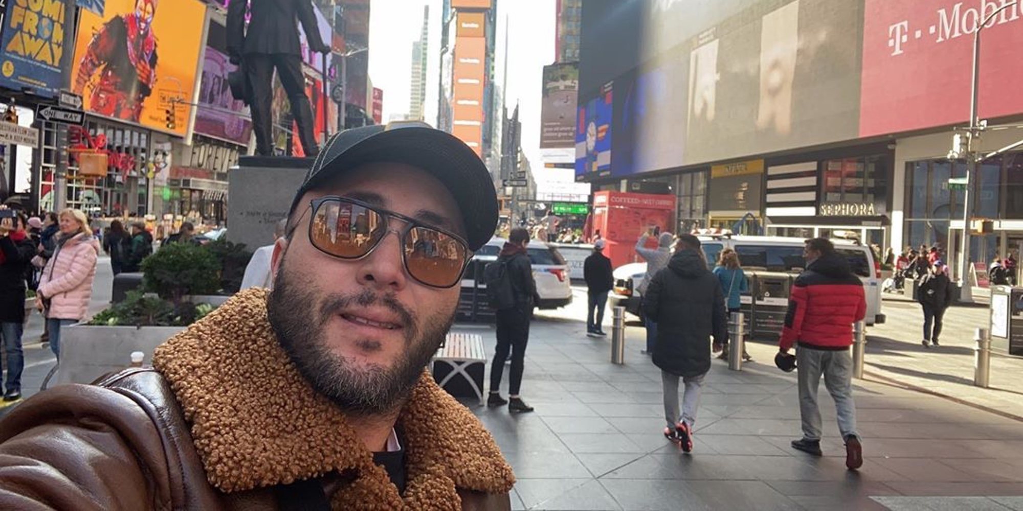 Kiko Rivera la lía en sus vacaciones en Nueva York subiéndose a la estatua de Balto