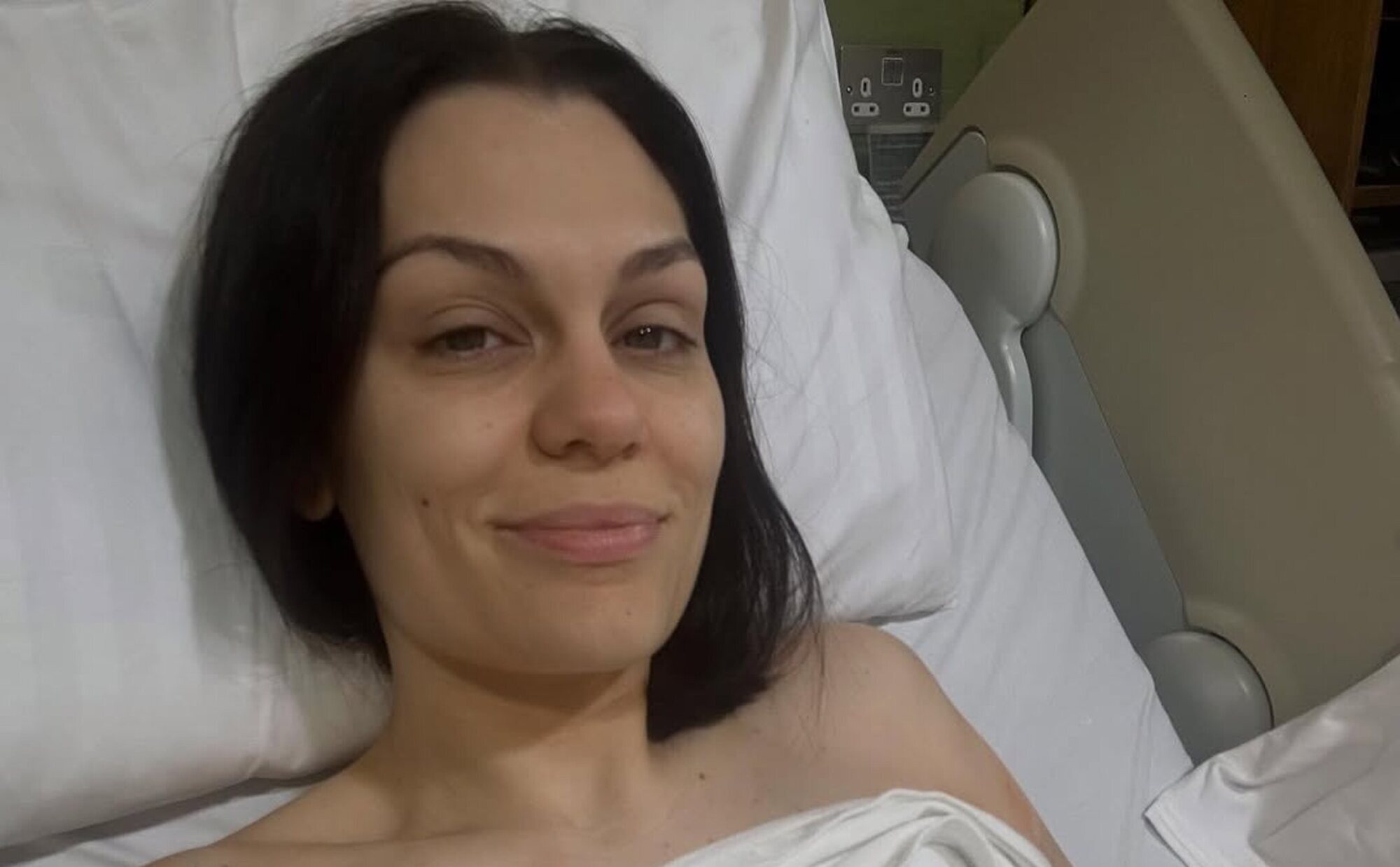 Jessie J, ingresada de urgencia tras su operación por cáncer de mama: "Me cuesta respirar, pero sigo adelante"