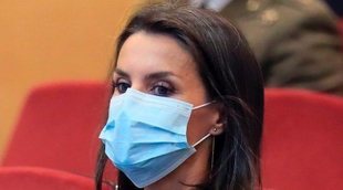 La Reina Letizia en los Premios de la Moda: blusa indiscreta y gesto de pandemia