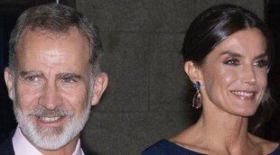 Felipe y Letizia en el Real: escotazo, aplausos e inesperado saludo