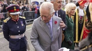 Lanzan huevos a Carlos III y la Reina Camilla durante una visita a York