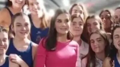 La Reina Letizia, una más entre las chicas de waterpolo del club Canoe: campechana y haciéndose BeReal