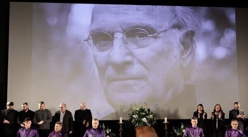 Así ha sido la capilla ardiente de Carlos Saura: Pedro Sánchez, Jeanette o Almodóvar le dan el último adiós