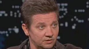Jeremy Renner, del andador al bastón con una sonrisa en televisión