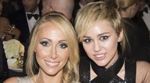 Miley Cyrus se viste de dama de honor en la boda de su madre