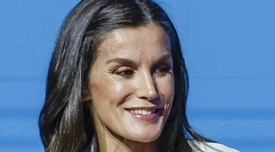 El coqueto momento de la Reina Letizia retocándose el gloss en pleno acto oficial