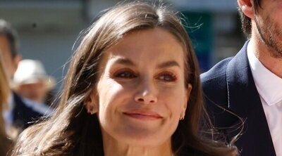 La Reina Letizia en la Feria del Libro 2024: encuentro con Vetusta Morla y los libros que compró
