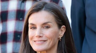 La Reina Letizia muestra su apoyo a los comercios afectados por la DANA de Valencia luciendo pendientes de una marca local